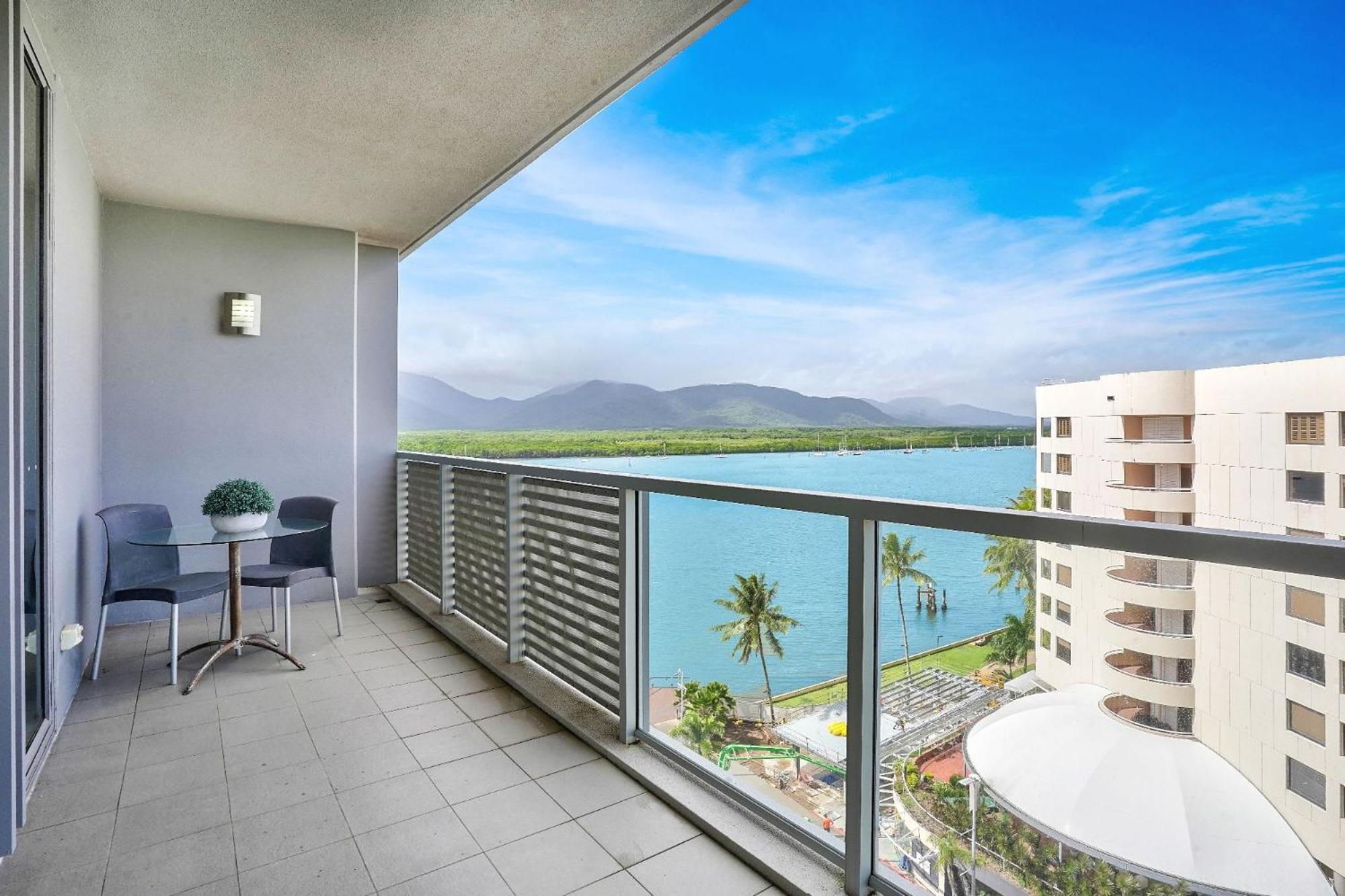 903 Harbour Lights With Ocean Views Apartment Cairns